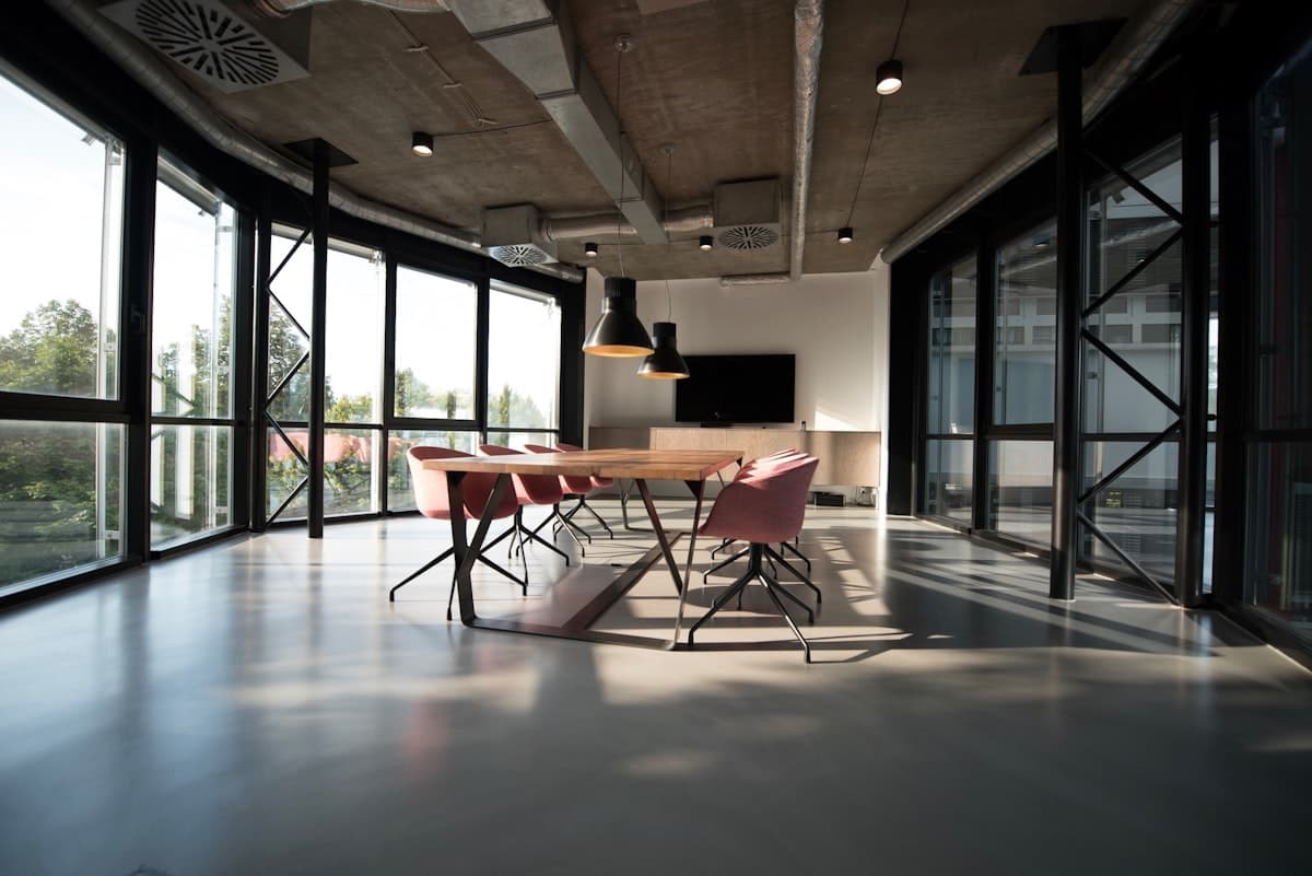 Espacio de trabajo colaborativo moderno — plataforma para clinicas asociadas.